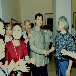 濮存昕与画家在画展中交流